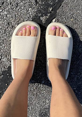 reviewer wearing achromatic slides