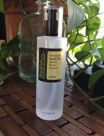Peninjau lain menunjukkan botol serum