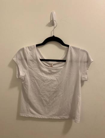 reviewer photo of a white t-shirt all wrinkly 