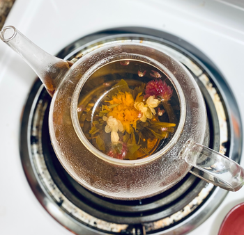 closeup of reviewer's blooming tea on stovetop 