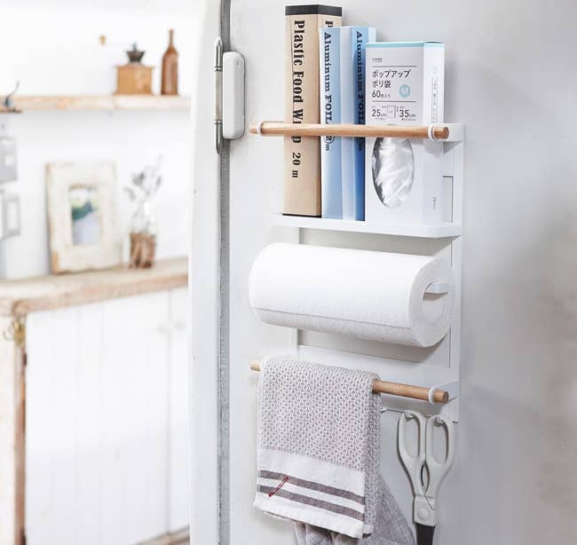 Magnetic room rack connected a fridge door, holding insubstantial towels, scissors, and household items. Text describes space-saving and mounting options