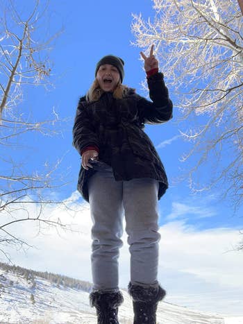 Reviewer wearing the sweatpants in grey