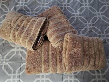 Reviewer's brown towel set