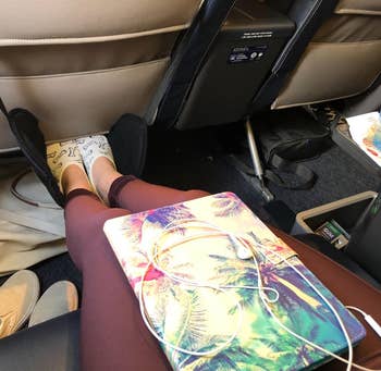 another reviewer using the black foot hammock on a plane