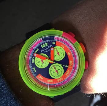 reviewer wearing the neon yellowish ticker nether dim light