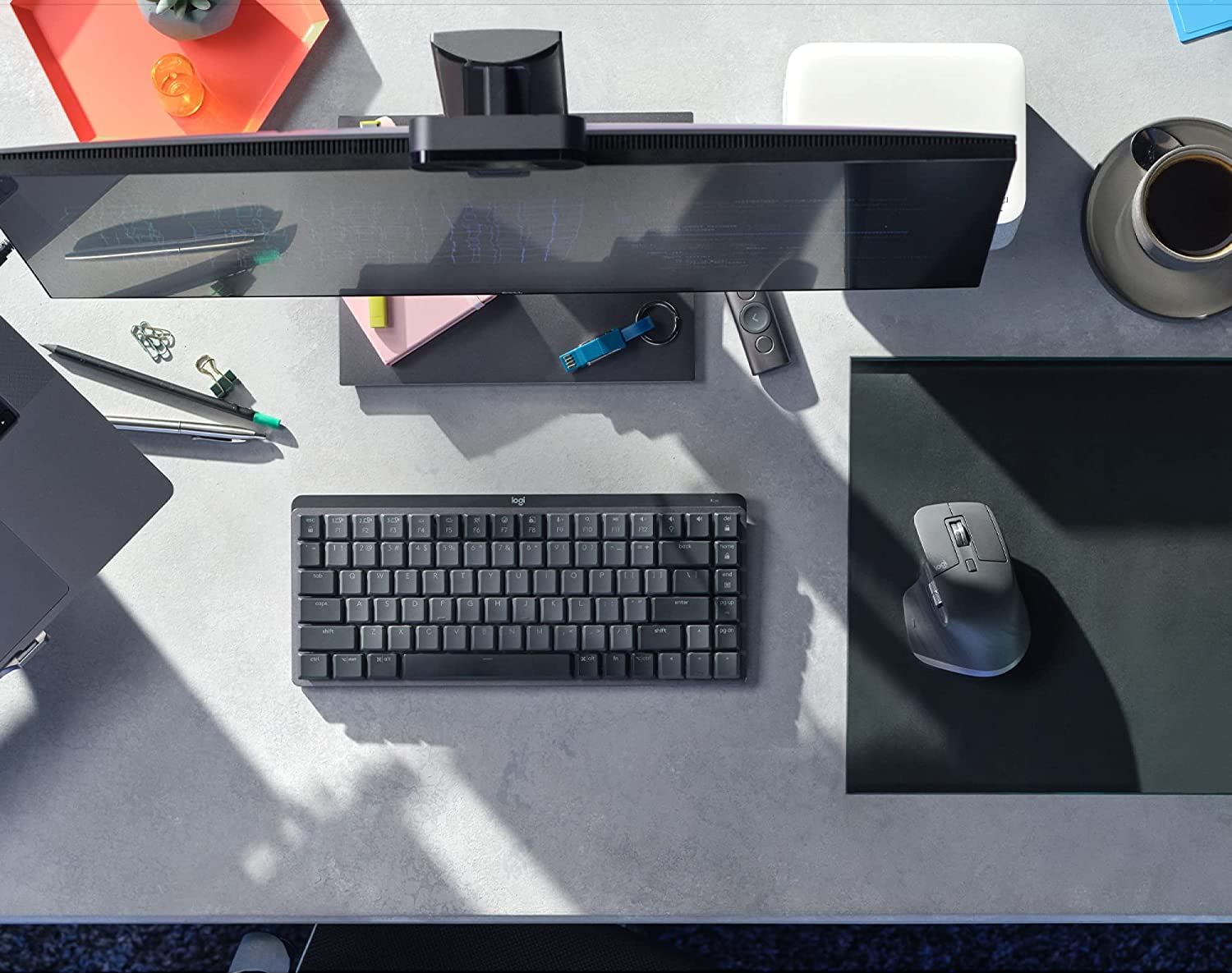 the mechanical keyboard on the desk