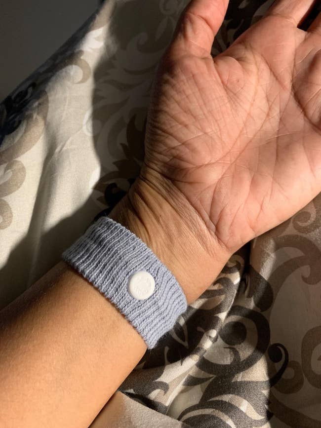 reviewer wearing the gray band on their wrist
