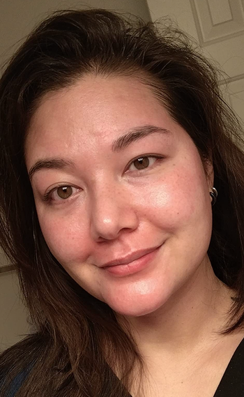 the same reviewer showing their face after using the mask