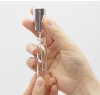 A model showing how you open the atomizer to fill it