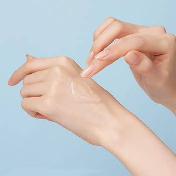model rubbing the clear gel moisturizer on their hand