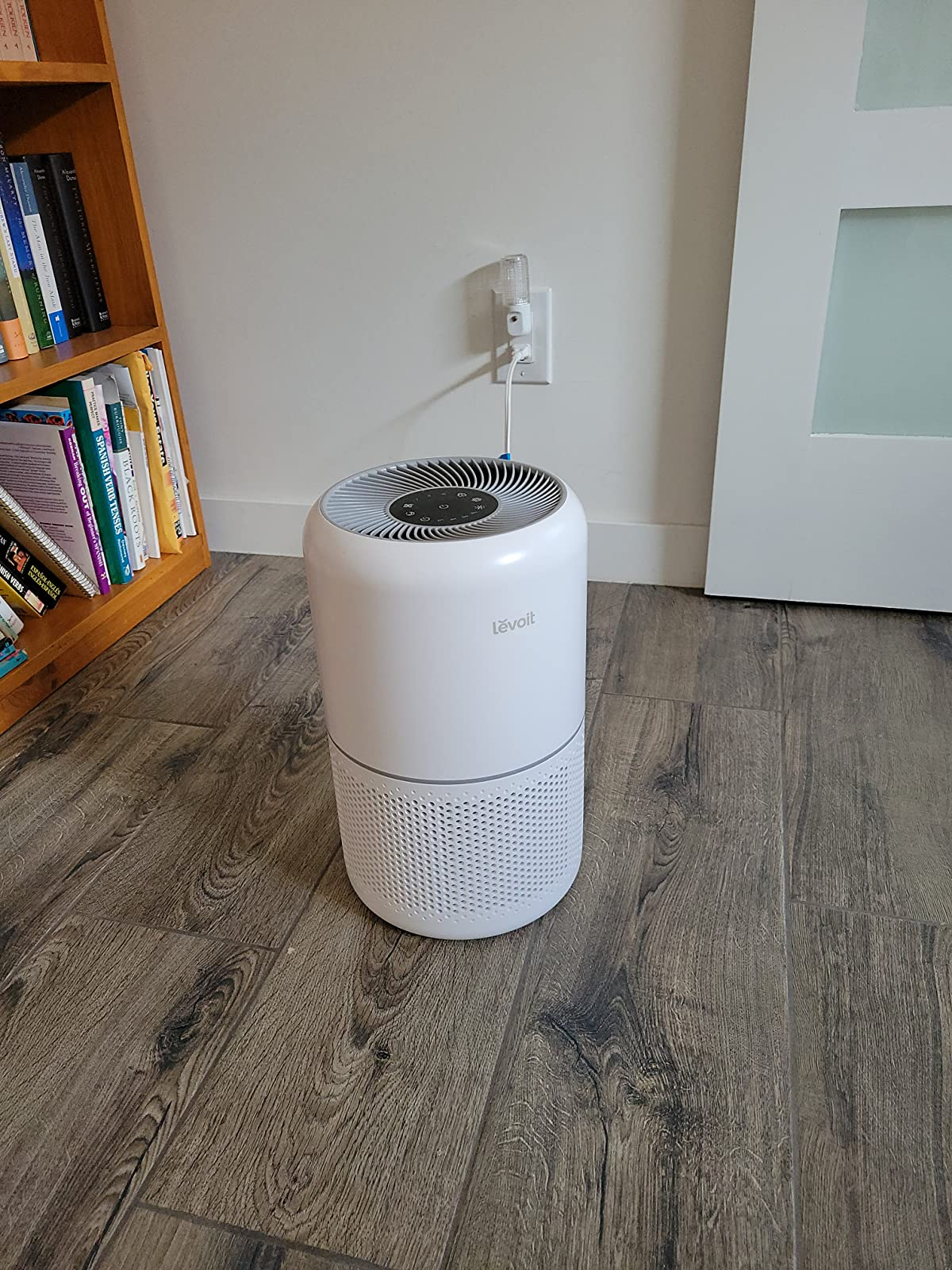 reviewer representation  of the achromatic  aerial  purifier connected  a woody  floor