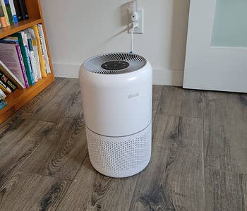 reviewer representation of the achromatic aerial purifier connected a woody floor