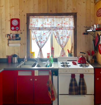 reviewer kitchen with clock in corner