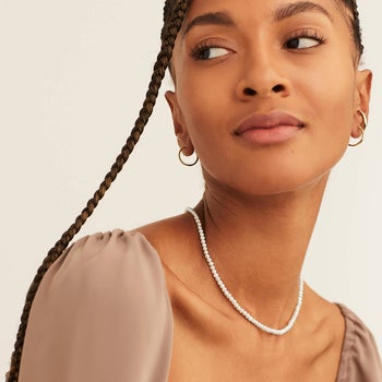model wearing the pearl necklace