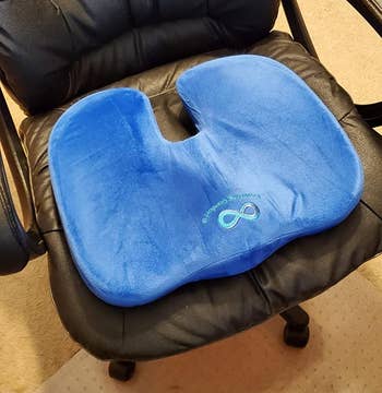 Reviewer image of the blue seat cushion on black office chair