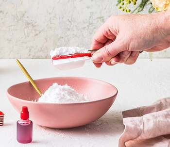A model using the tablespoon to level out flour 