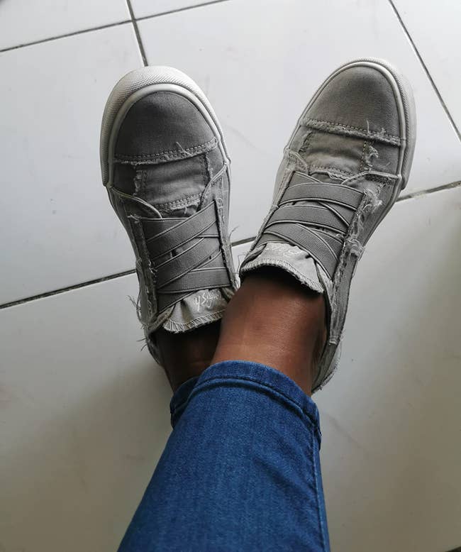 a reviewer wearing the shoes in light grey