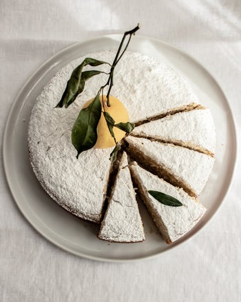 top view of cake with powdered sugar and lemon on top