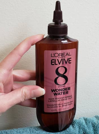 reviewer holding the l'oreal 8 second wonder water