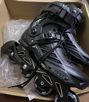 Reviewer image of the black skates in a box
