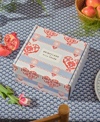 the acquisition  container  with floral and bosom  patterns 