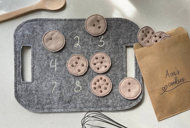 felt cookie sheet with numbers 1-9 and cookies with chocolate chips that match the numbers