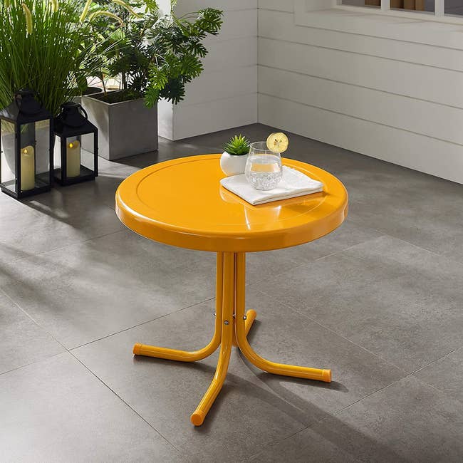the round tangerine outdoor table