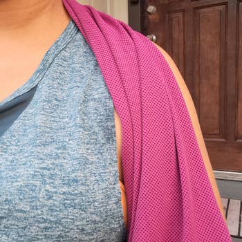 A idiosyncratic wearing the cooling towel