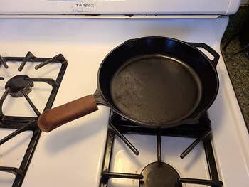 reviewer photo of the same cover on the handle of their cast-iron skillet