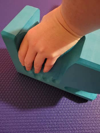 reviewer showing how the block has a space to put your hand
