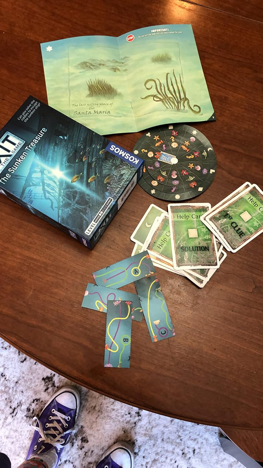 Board crippled  components are dispersed  connected  a table, including cards, a spinning wheel