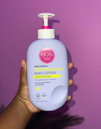 Tangan memegang sebotol EOS Body Lotion dengan aroma Vanilla Cashmere