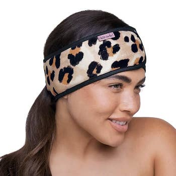 A model wearing the headband in a leopard print