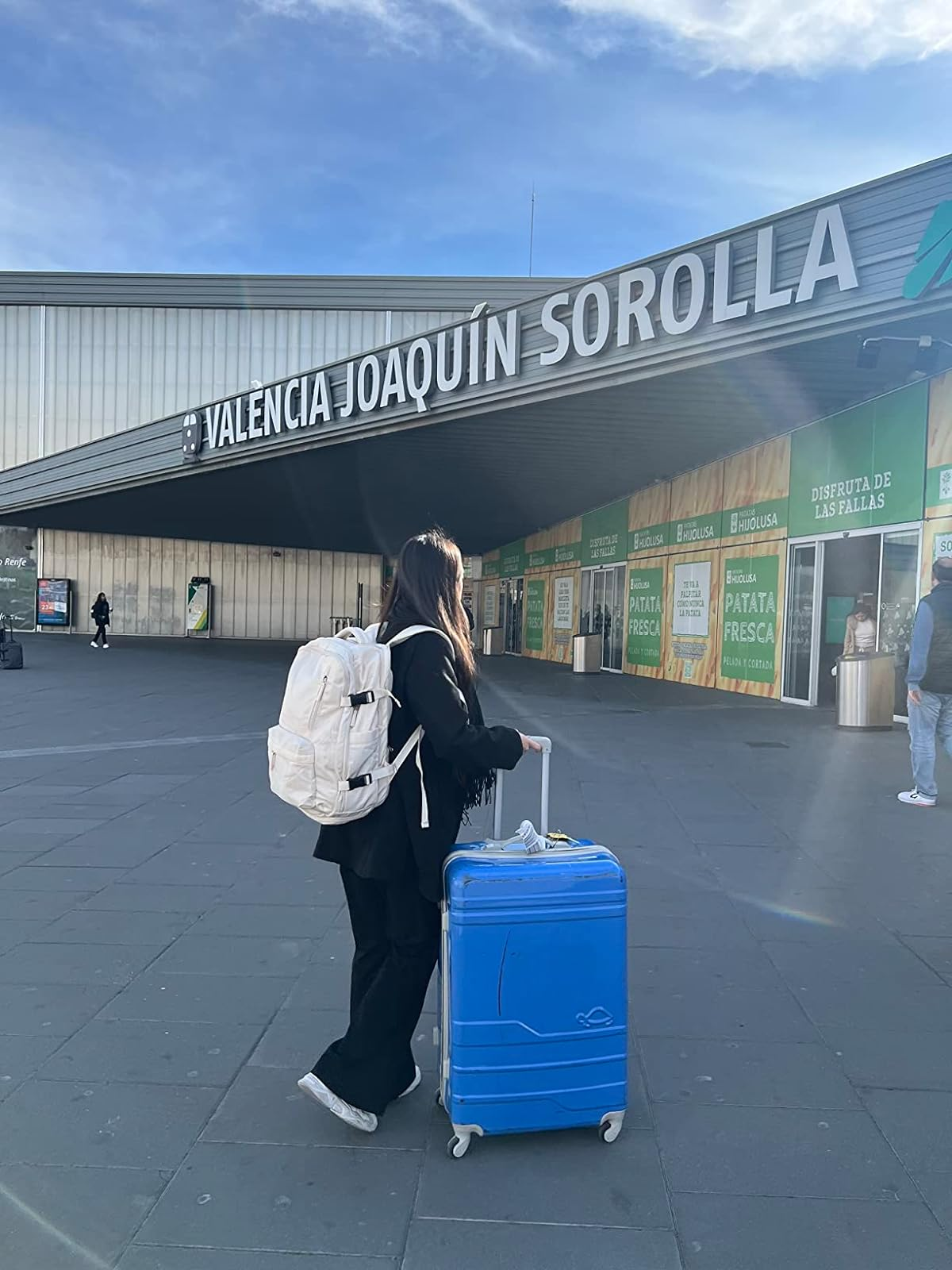 Lifestyle reviewer wearing white private in discovering on aid