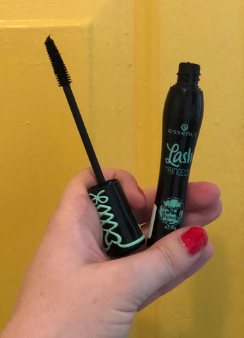 Reviewer holding the mascara