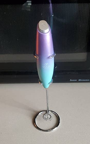 a reviewer's ombre frother thats purple and blue