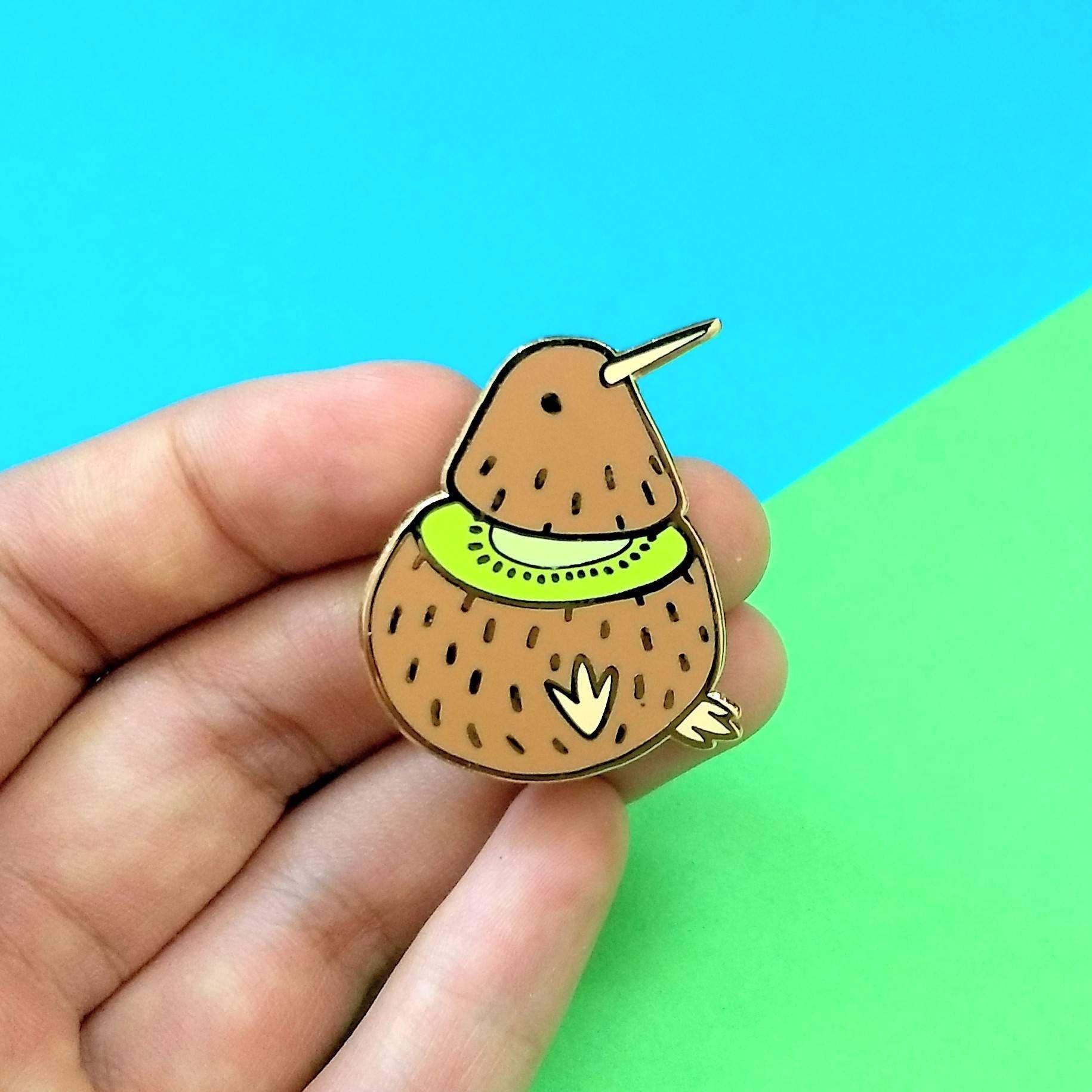pin of a kiwi bird with a slice showing the inside is kiwi fruit