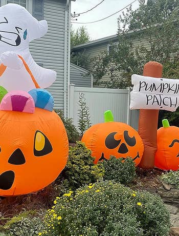the blow up ghost and pumpkin outside a reviewer's home