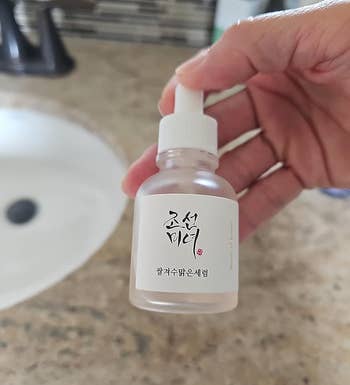 A reviewer holding the serum