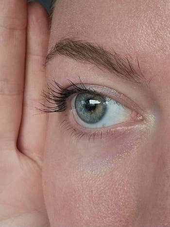 close-up of a reviewer's oculus  with the mascara applied