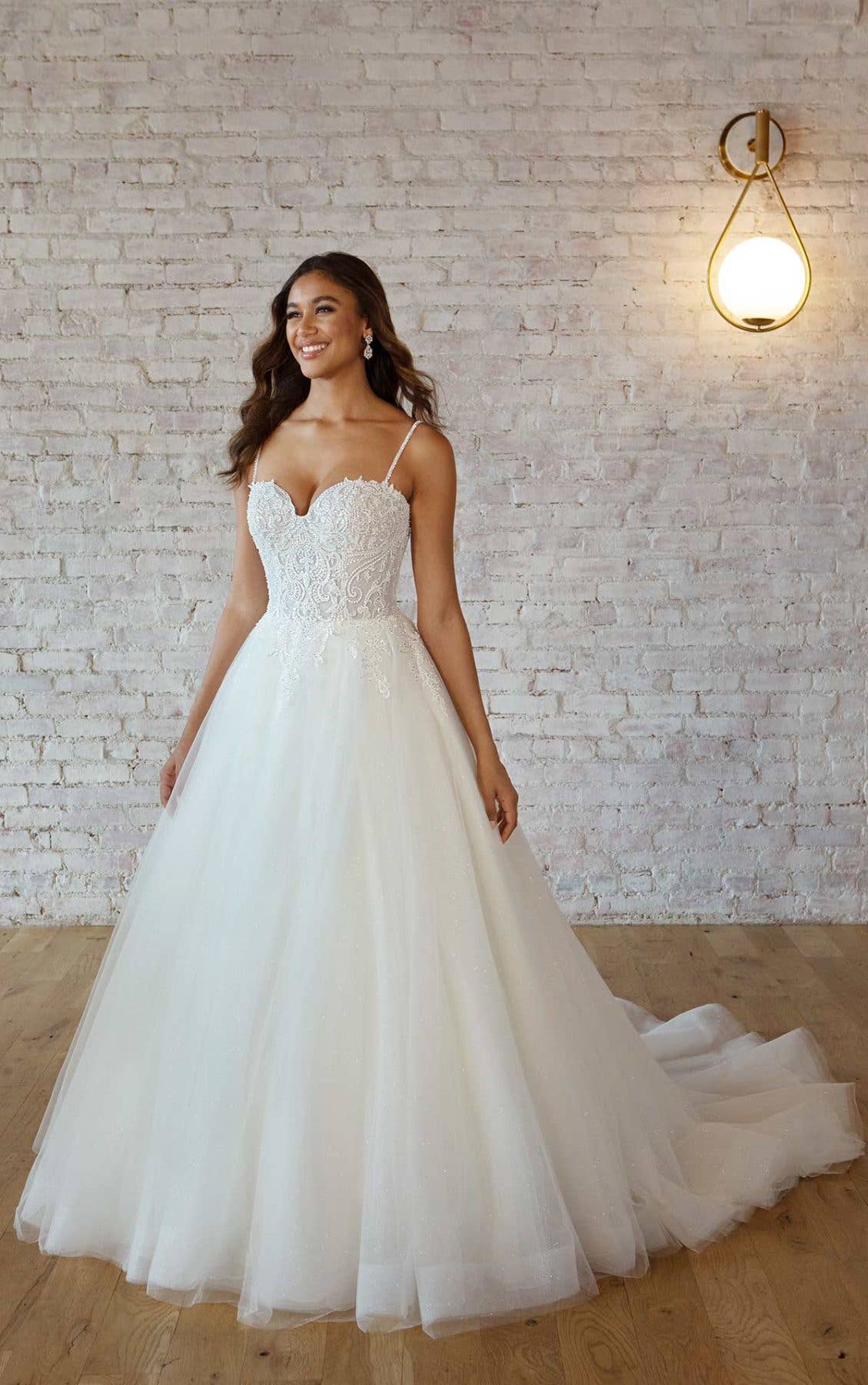 Strapless Sweetheart Neckline Ball Gown Layered Tulle Skirt Wedding Dress  With Lace Bodice