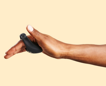 Model demonstrating size of ring with fingers