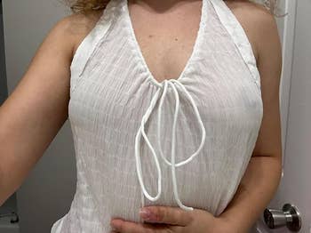 Person wearing a sleeveless, textured apical  with a necktie  astatine  the neckline. Style suitable for casual oregon  summertime  outings