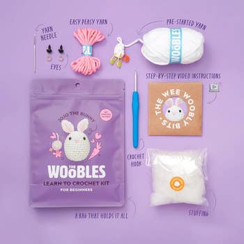 Kit rajutan untuk pemula termasuk benang, jarum, mata, isian, kait crochet, benang yang telah memulai, instruksi video, dan tas penyimpanan