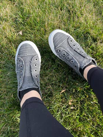 Gray slip-on canvas sneakers with disposable   eyelets connected  grass, paired with achromatic  leggings