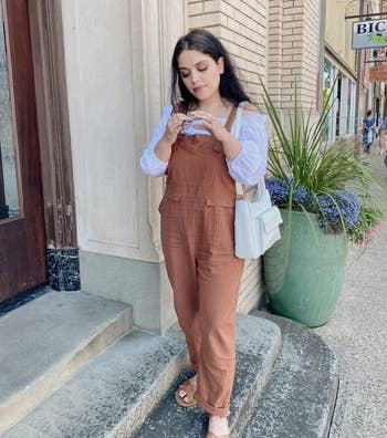 Reviewer wearing brown overalls