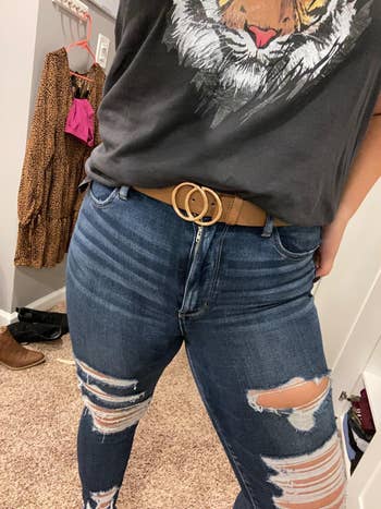 reviewer wearing the belt in brown