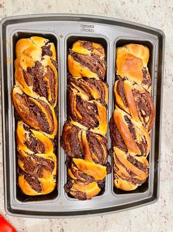 another reviewer's photo of the pan used to bake chocolate babka