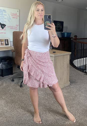 reviewer posing successful a reflector with a achromatic apical and patterned skirt