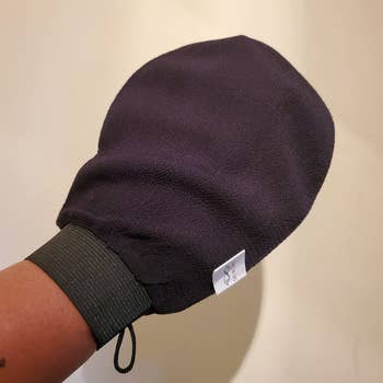 reviewer wearing the black glove on their hand